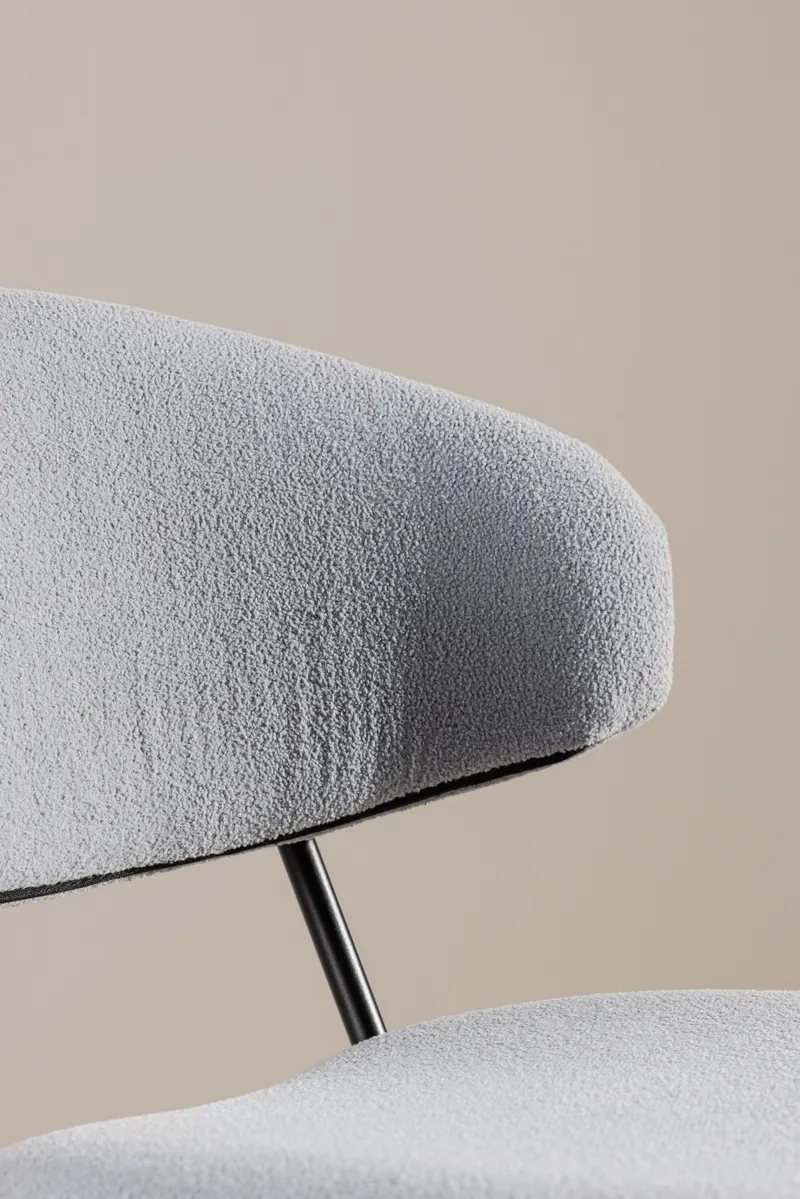 Chico Esszimmerstuhl aus Bouclé mit Stahlgestell in Blau, Gestell Schwarz, im Wohnraum, Ansicht 3