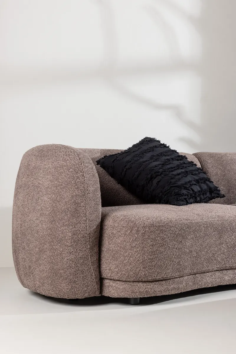 Cielo Sofa mit runden Kanten in Braun, Gestell Schwarz, Bouclé, im Wohnraum, Ansicht 3