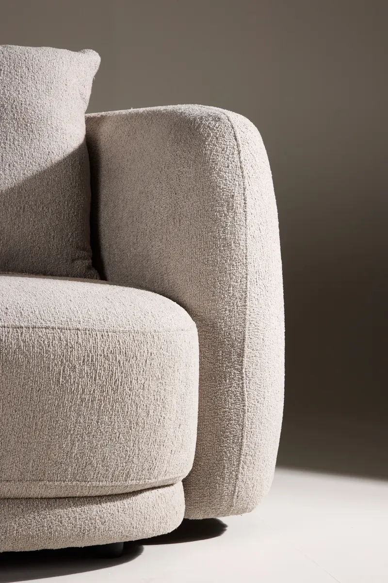 Cielo Sofa mit runden Kanten in Beige, Gestell Schwarz, Bouclé, im Wohnraum, Ansicht 5