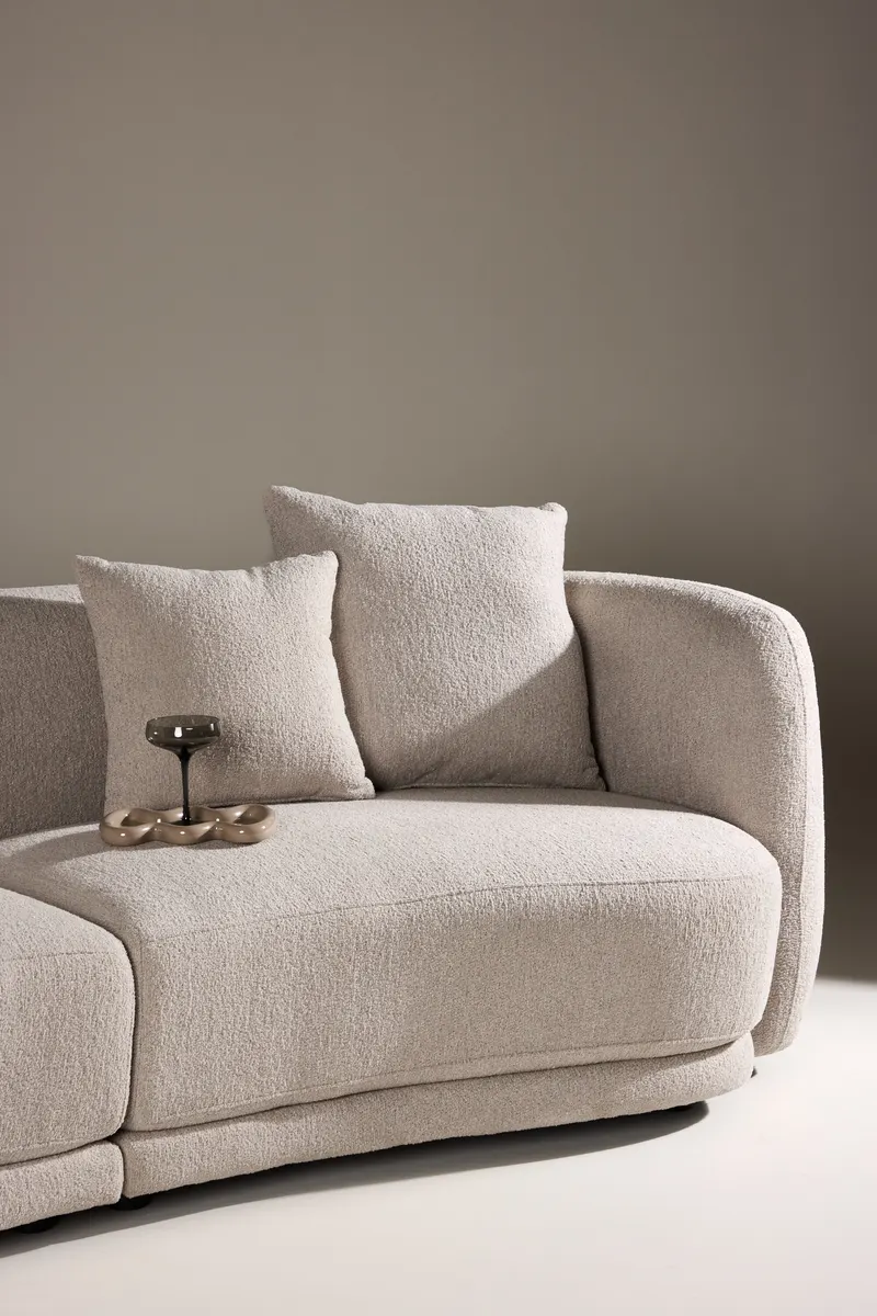 Cielo Sofa mit runden Kanten in Beige, Gestell Schwarz, Bouclé, im Wohnraum, Ansicht 2