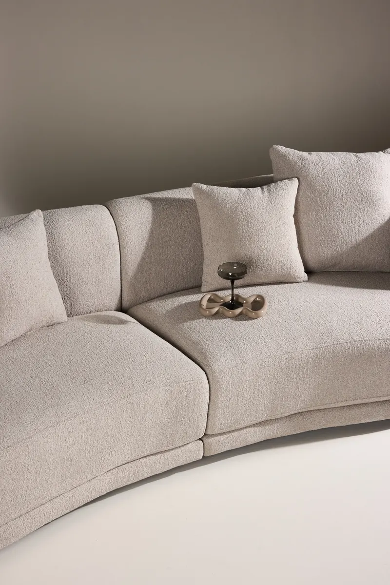 Cielo Sofa mit runden Kanten in Beige, Gestell Schwarz, Bouclé, im Wohnraum, Ansicht 4