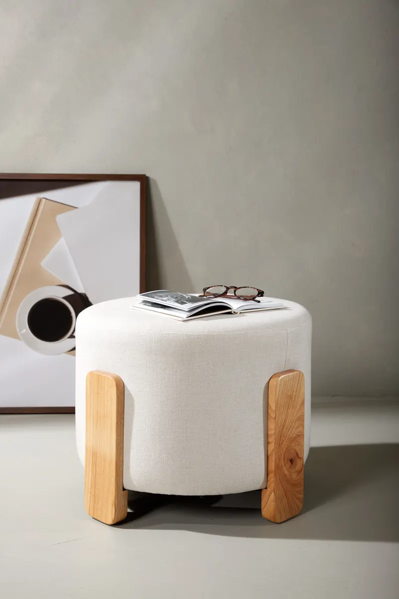 Coffey runder Hocker mit Holzbeinen, im Wohnraum, Ansicht 1