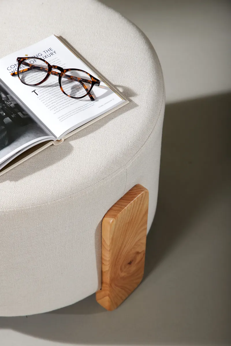 Coffey runder Hocker mit Holzbeinen, im Wohnraum, Ansicht 2