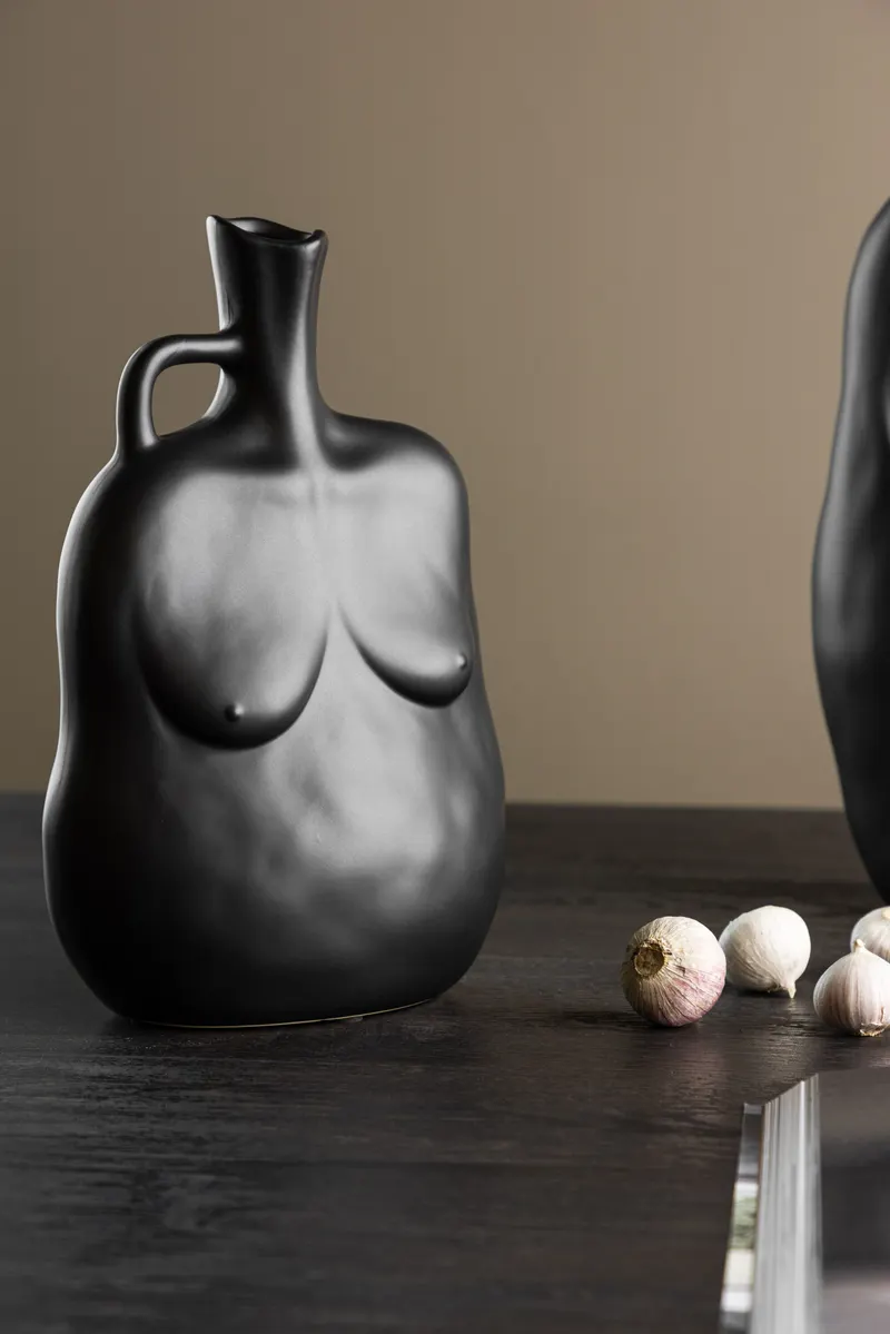Conta Vase in Torso-Form mit Henkel aus Steinzeug in Schwarz, im Wohnraum, Ansicht 1