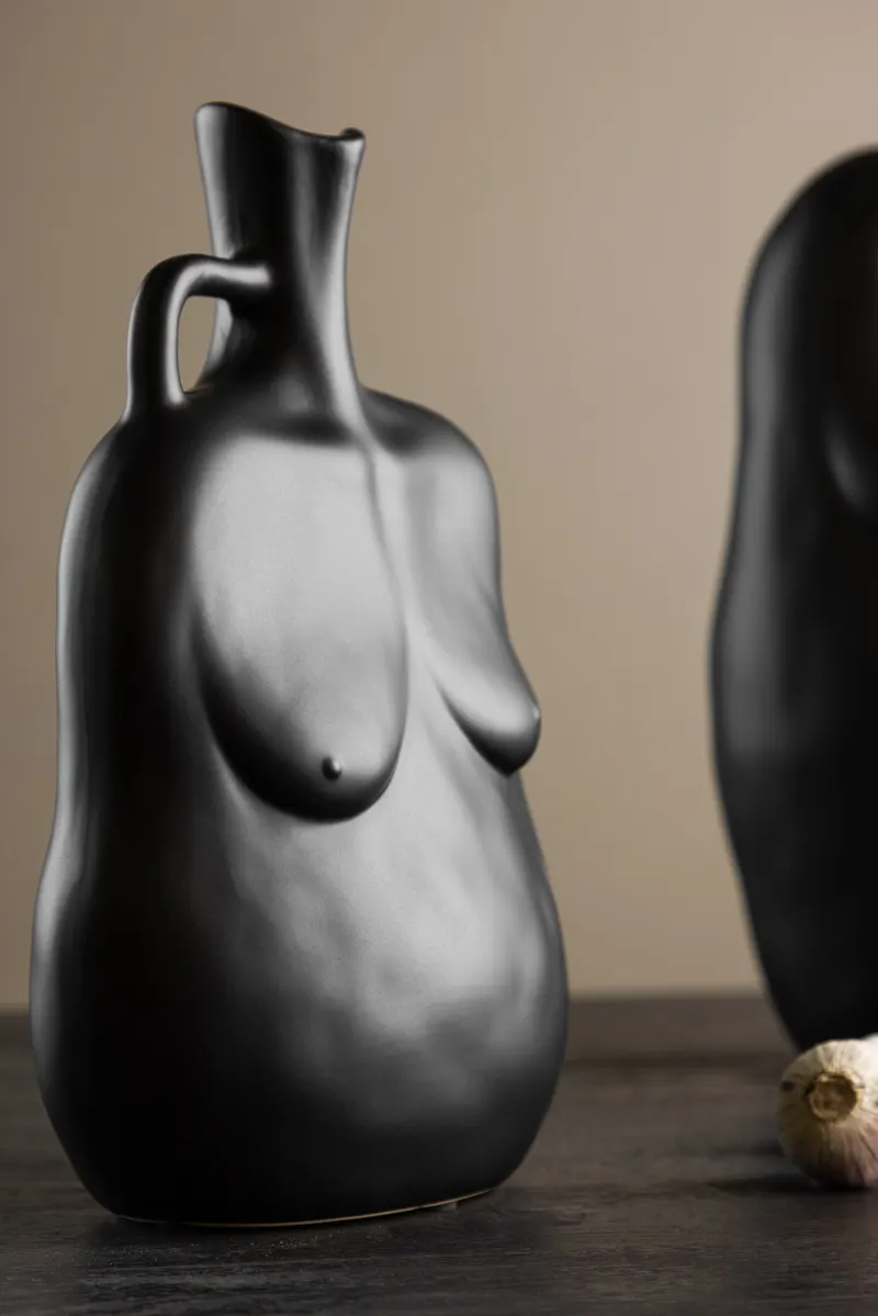 Conta Vase in Torso-Form mit Henkel aus Steinzeug in Schwarz, im Wohnraum, Ansicht 2