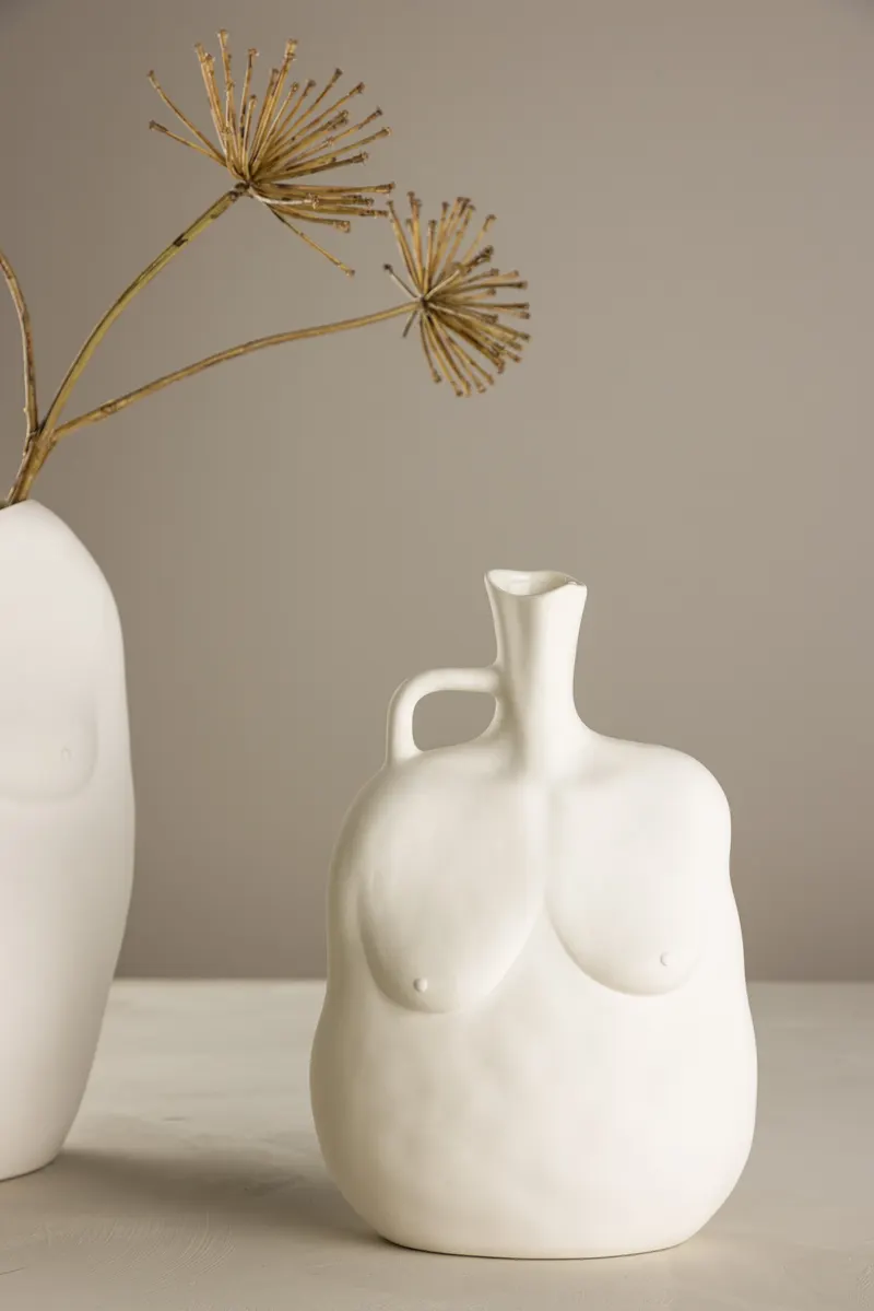 Conta Vase in Torso-Form mit Henkel aus Steinzeug in Cremeweiß, im Wohnraum, Ansicht 1