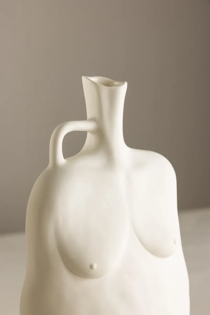 Conta Vase in Torso-Form mit Henkel aus Steinzeug in Cremeweiß, im Wohnraum, Ansicht 2