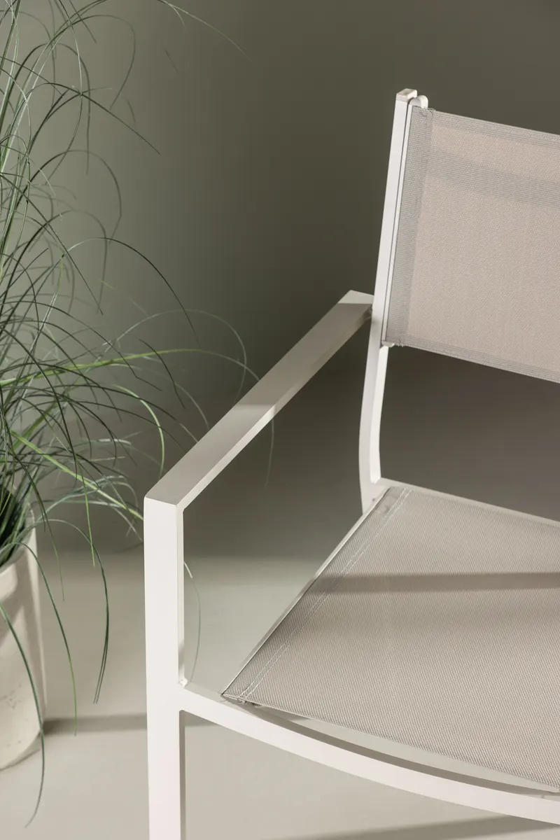 Copacabana stapelbarer Gartenstuhl mit Armlehnen in Beige, im Wohnraum, Ansicht 2