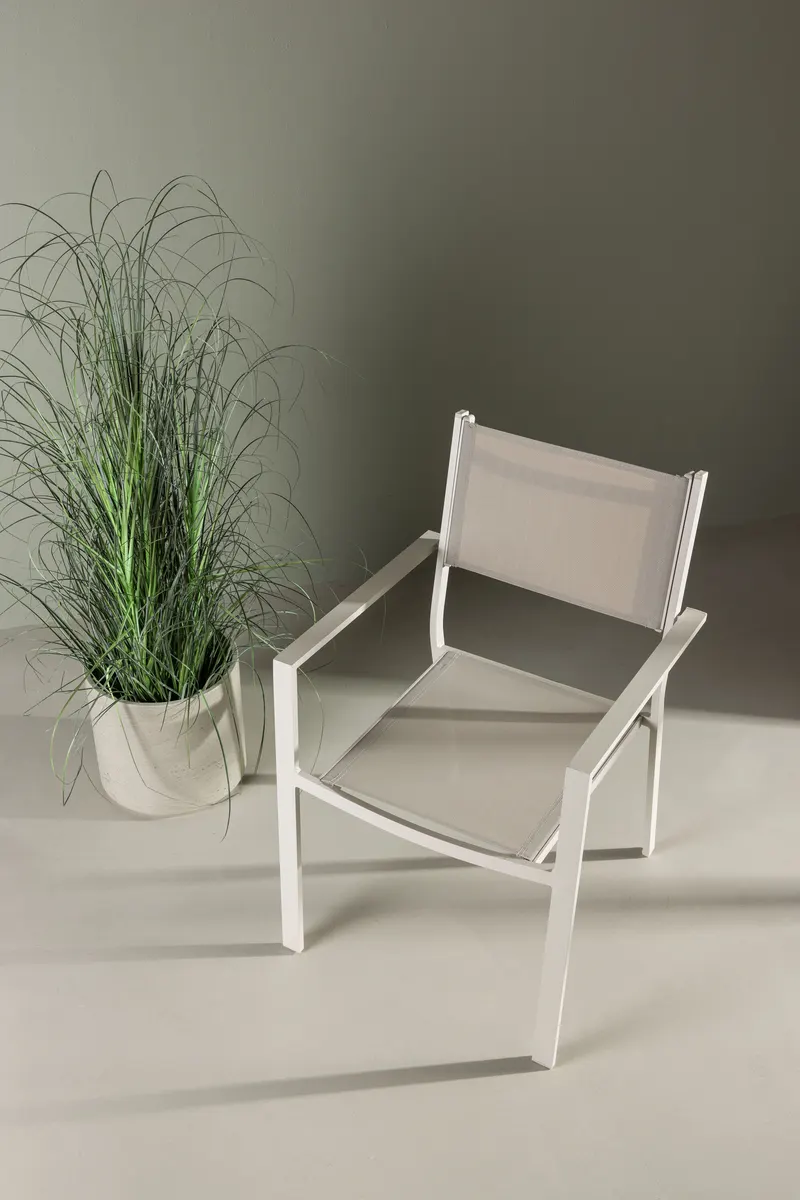 Copacabana stapelbarer Gartenstuhl mit Armlehnen in Beige, im Wohnraum, Ansicht 1