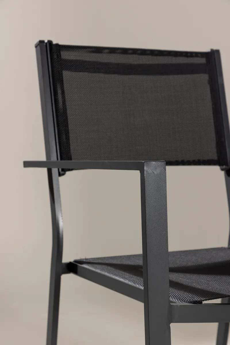 Copacabana stapelbarer Gartenstuhl mit Armlehnen in Schwarz, im Wohnraum, Ansicht 3