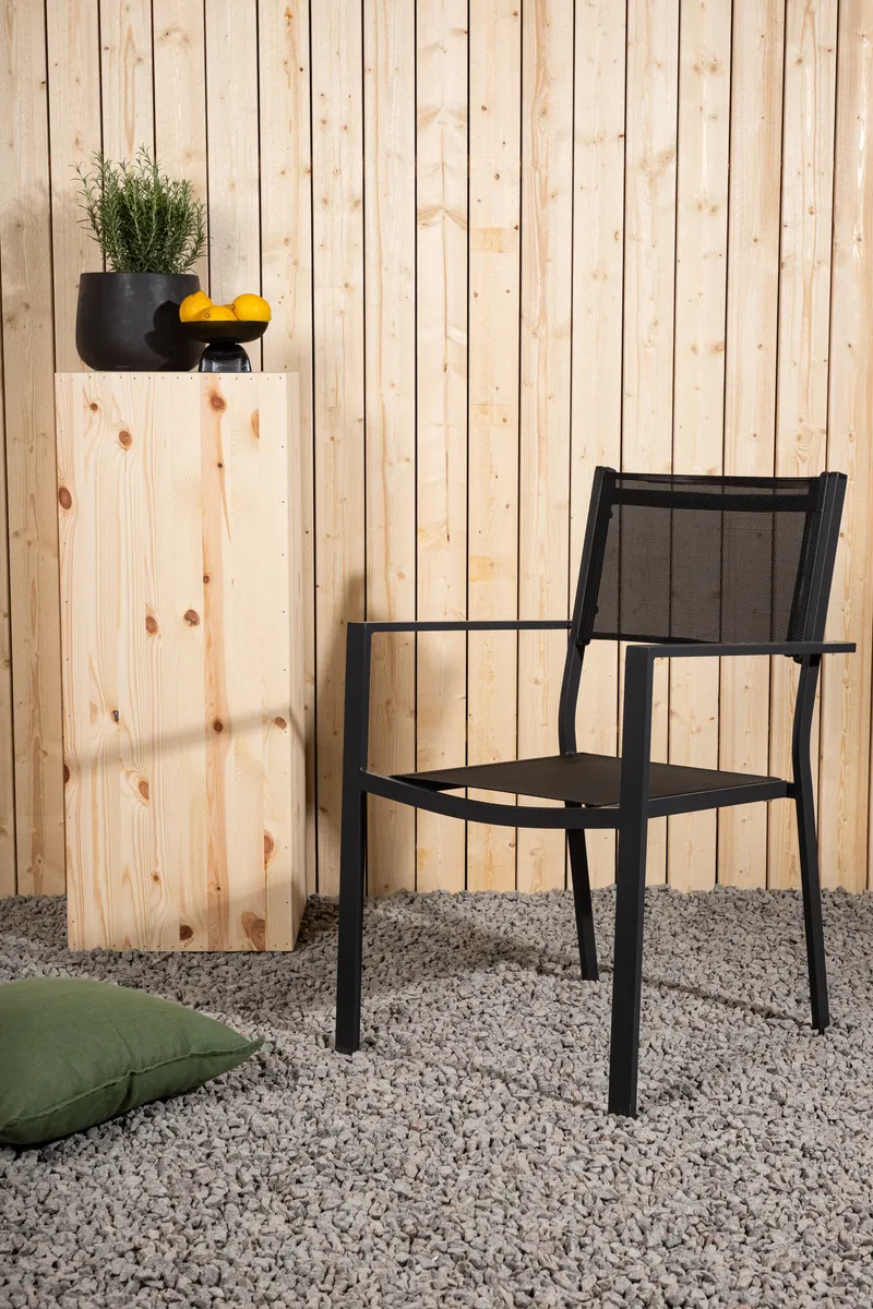 Copacabana stapelbarer Gartenstuhl mit Armlehnen in Schwarz, im Wohnraum, Ansicht 5