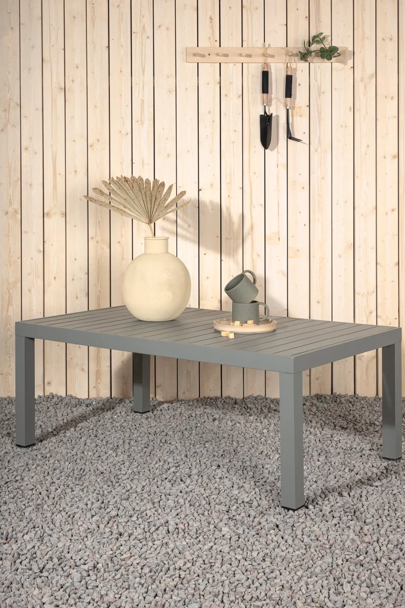 Copacabana Loungetisch aus Aluminium in Khaki, im Wohnraum, Ansicht 1