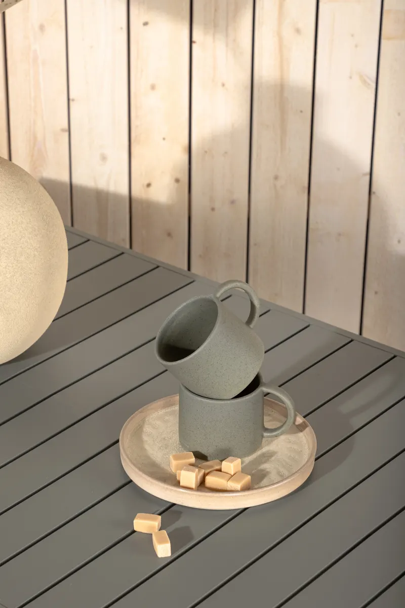 Copacabana Loungetisch aus Aluminium in Khaki, im Wohnraum, Ansicht 2