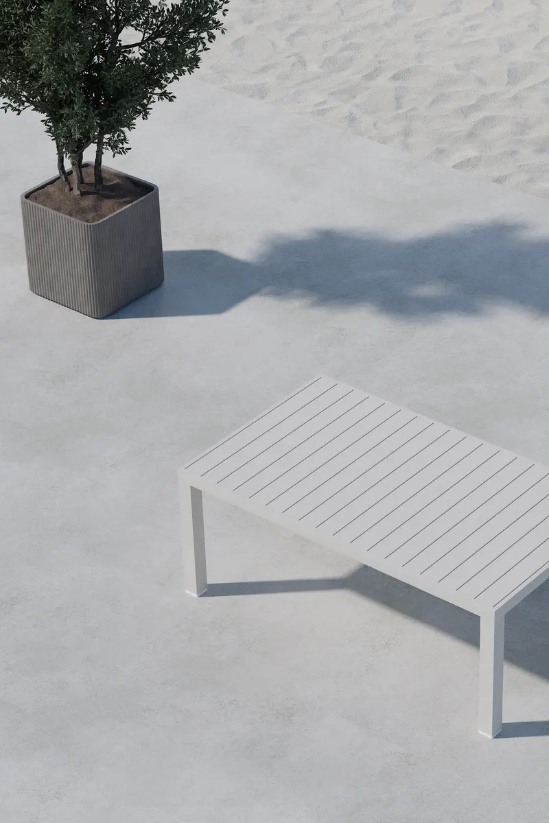 Copacabana Loungetisch aus Aluminium in Beige, im Wohnraum, Ansicht 2