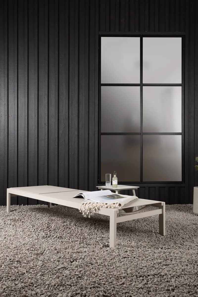 Copacabana Sonnenliege aus Aluminium und Textilene in Beige, im Wohnraum, Ansicht 1