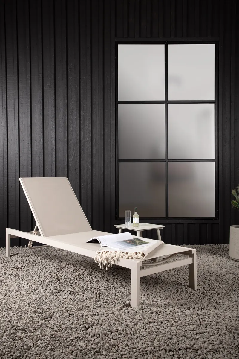 Copacabana Sonnenliege aus Aluminium und Textilene in Beige, im Wohnraum, Ansicht 3