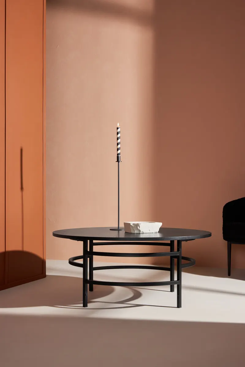 Copenhagen runder Couchtisch Ø 100 cm mit Ringgestell in Schwarz, im Wohnraum, Ansicht 1