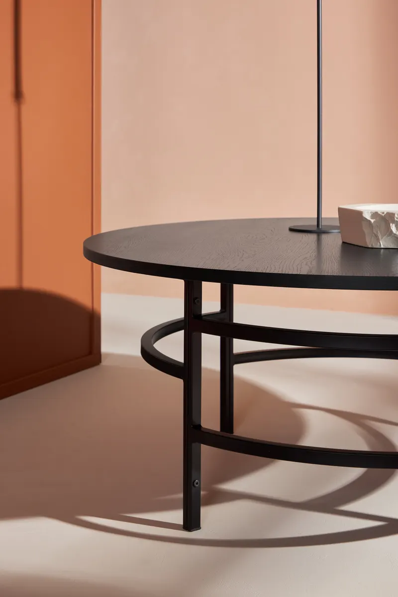 Copenhagen runder Couchtisch Ø 100 cm mit Ringgestell in Schwarz, im Wohnraum, Ansicht 2