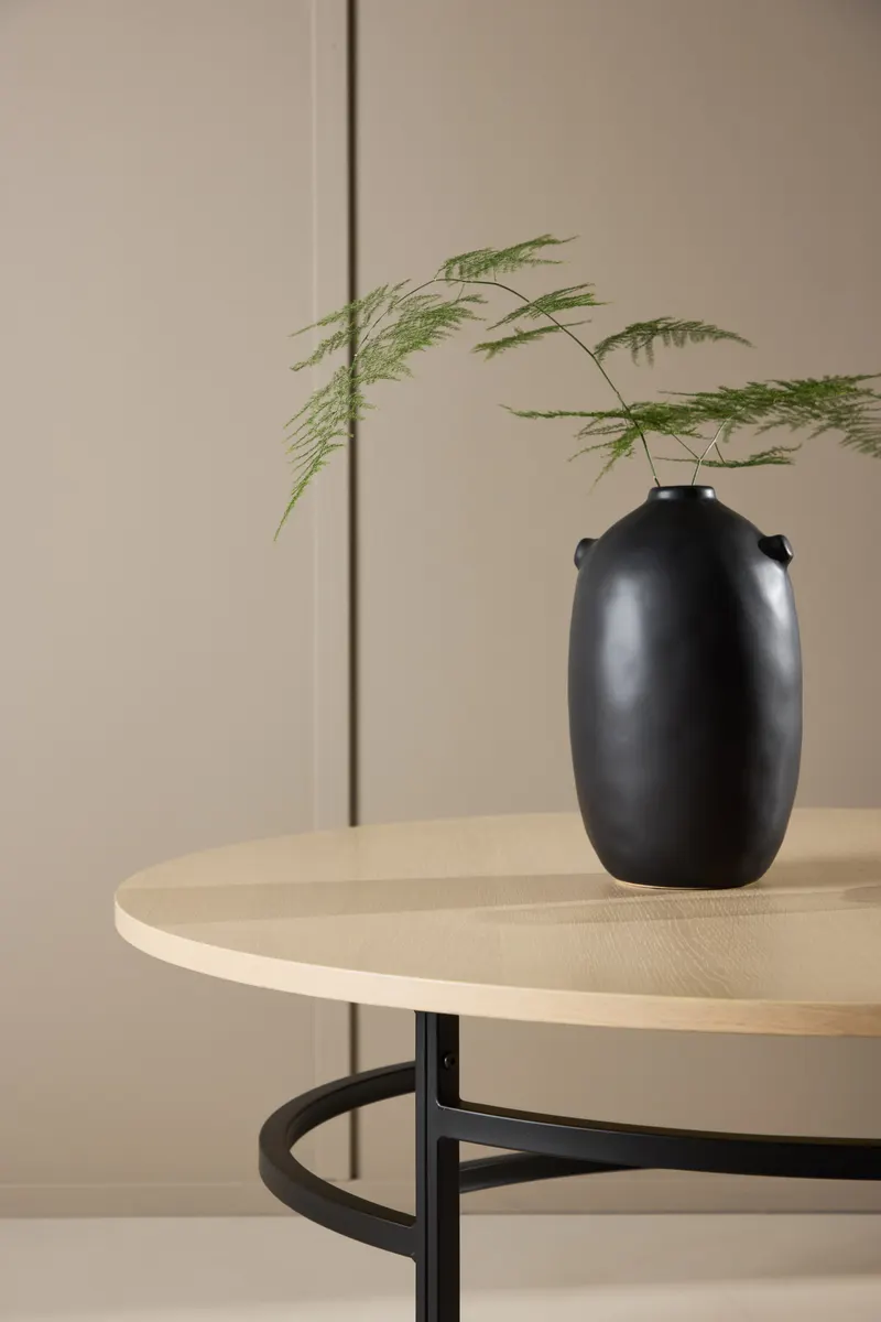 Copenhagen runder Couchtisch Ø 100 cm mit Ringgestell in Whitewash, Gestell Schwarz, im Wohnraum, Ansicht 2