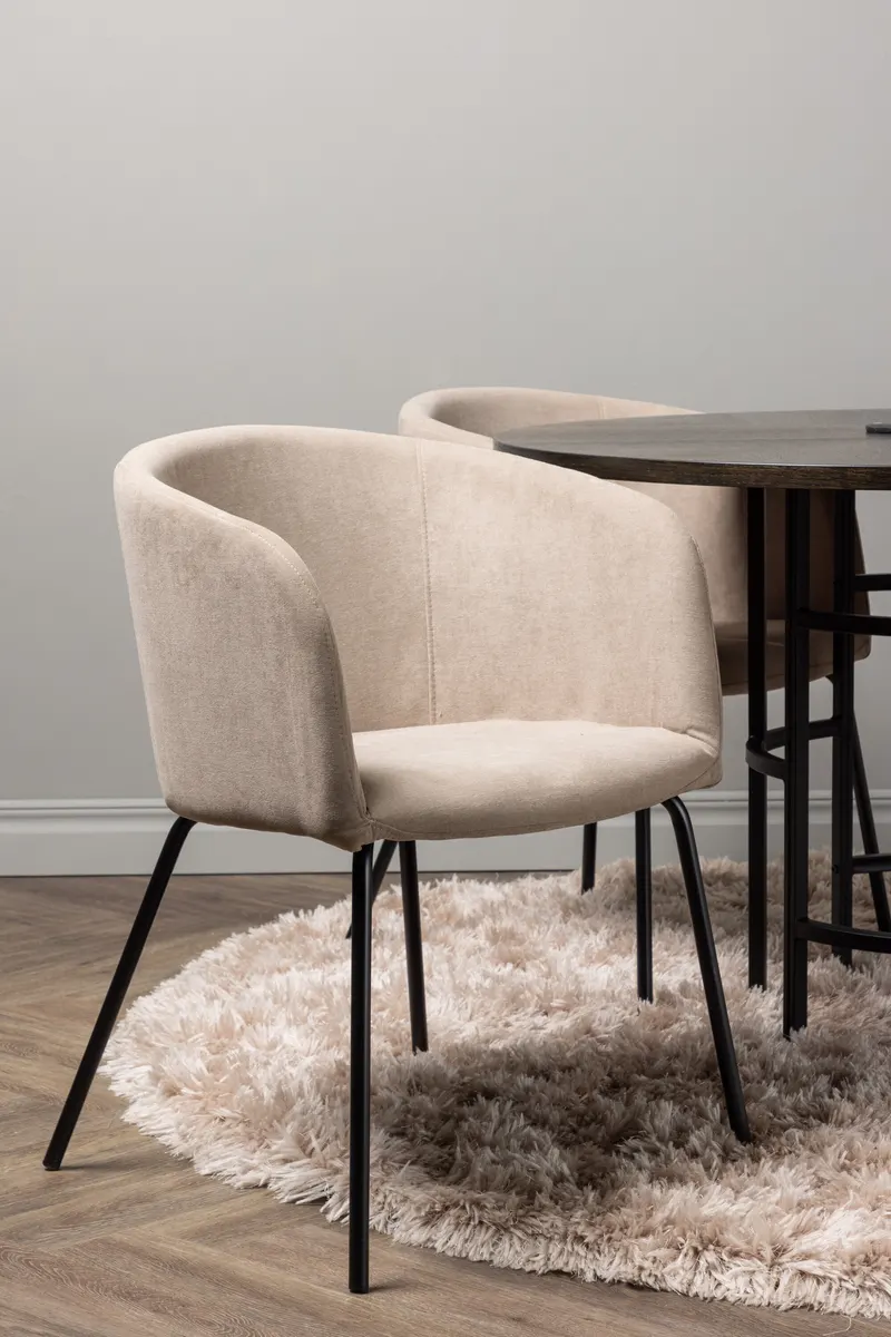 Copenhagen & Berit Essgruppe mit rundem Esstisch und 4 gepolsterten Stühlen in Ø 115 cm, Mokka, Gestell Schwarz, Beige, im Wohnraum, Ansicht 2
