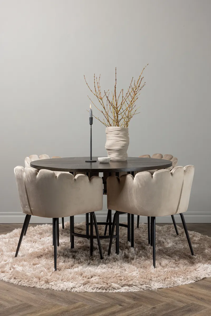 Copenhagen & Limhamn Essgruppe mit rundem Esstisch und 4 Samt-Armlehnstühlen in Ø 115 cm, Mokka, Gestell Schwarz, Beige, im Wohnraum, Ansicht 1