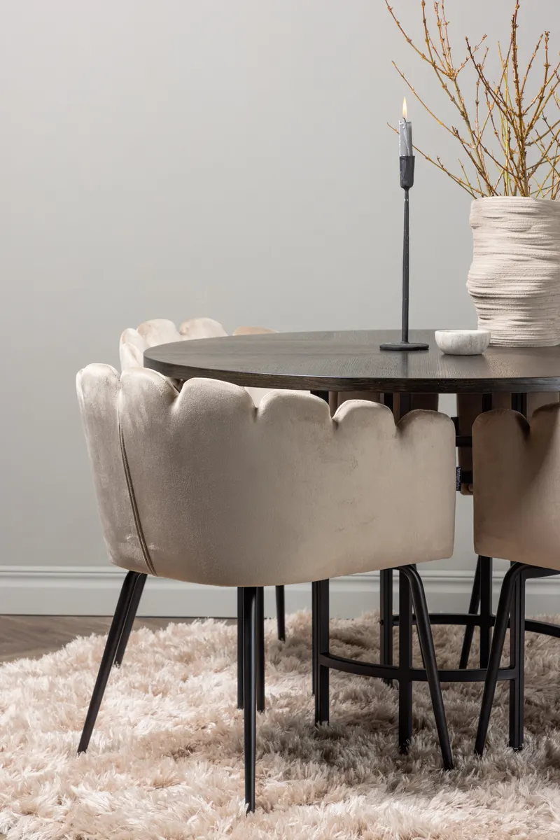 Copenhagen & Limhamn Essgruppe mit rundem Esstisch und 4 Samt-Armlehnstühlen in Ø 115 cm, Mokka, Gestell Schwarz, Beige, im Wohnraum, Ansicht 2