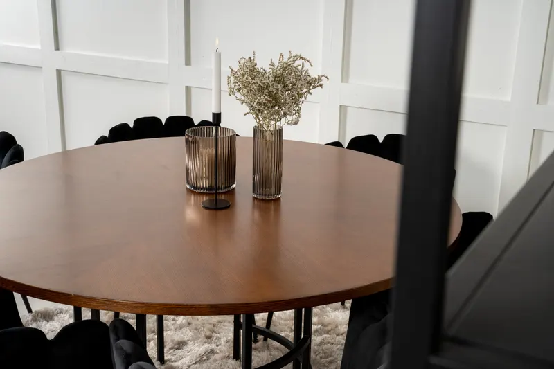 Copenhagen & Limhamn Essgruppe mit rundem Esstisch und 6 Samt-Armlehnstühlen in Braun, Gestell Schwarz, im Wohnraum, Ansicht 4