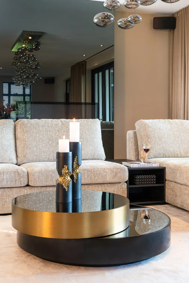 Couchtisch Alexander Jones Slice, Schwarz/Goldfarben von Richmond Interiors, Wohnbeispiel 3, im Wohnraum