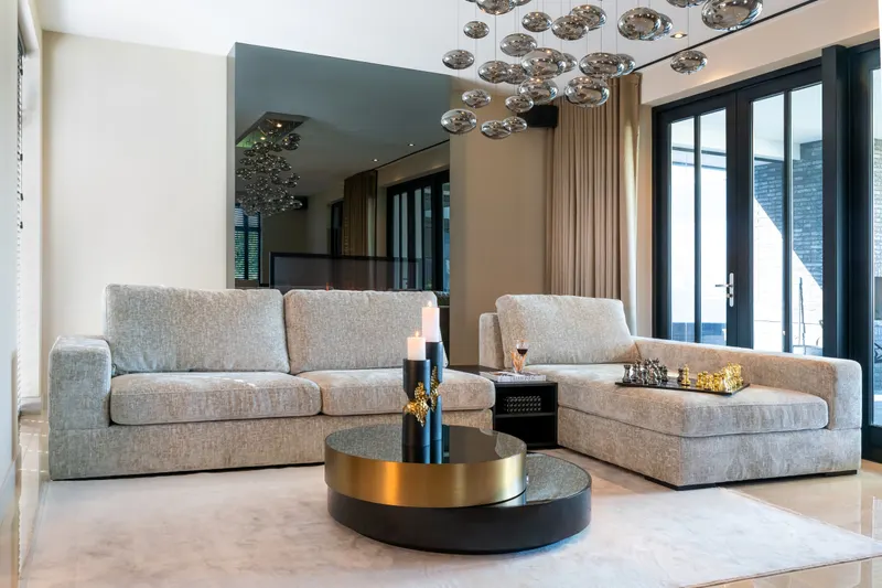 Couchtisch Alexander Jones Slice, Schwarz/Goldfarben von Richmond Interiors, Wohnbeispiel 5, im Wohnraum