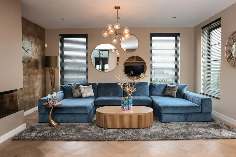 Uhr Zane, Goldfarben von Richmond Interiors, Wohnbeispiel 12, im Wohnraum