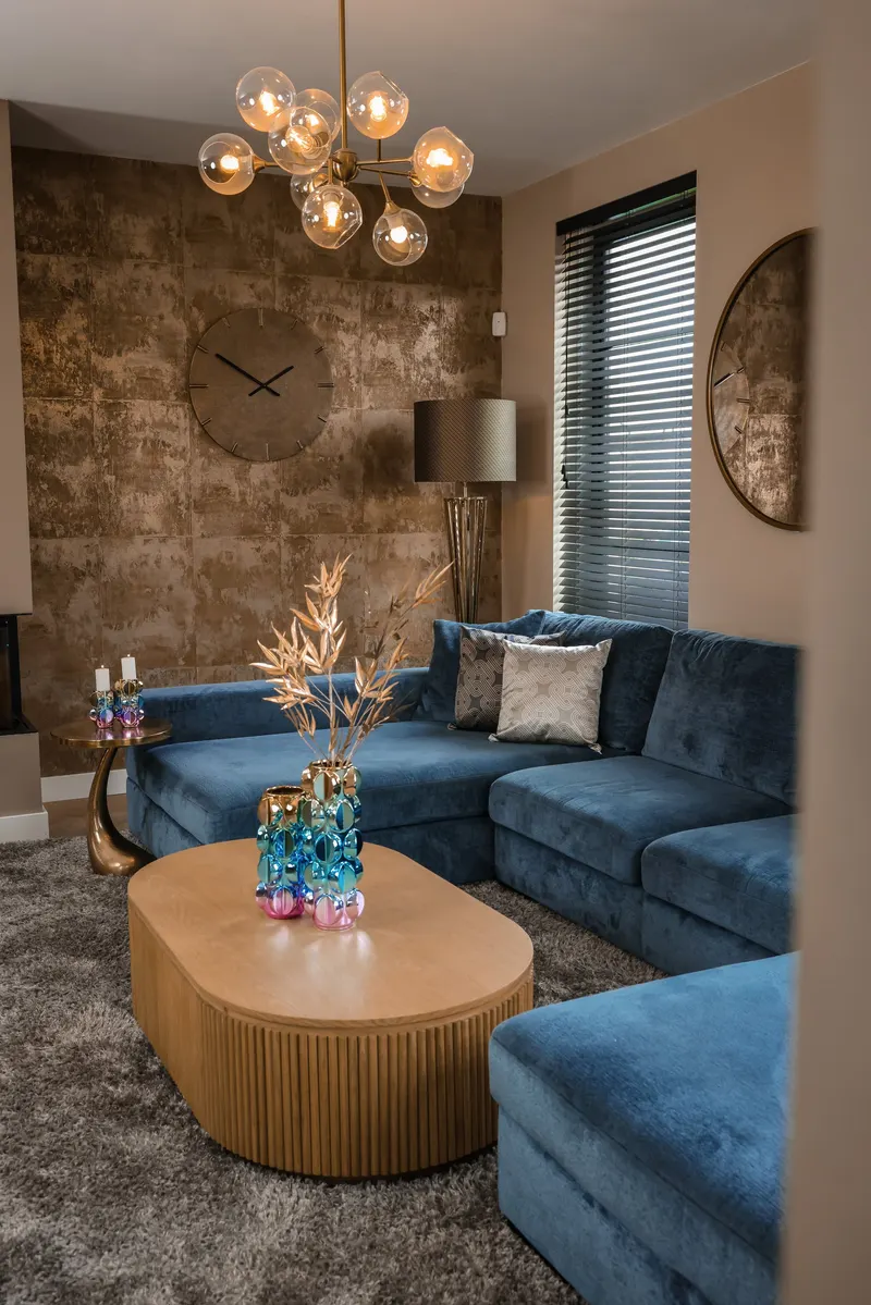 Uhr Zane, Goldfarben von Richmond Interiors, Wohnbeispiel 8, im Wohnraum
