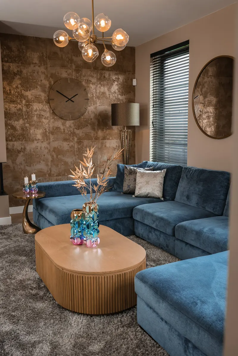 Uhr Zane, Goldfarben von Richmond Interiors, Wohnbeispiel 9, im Wohnraum