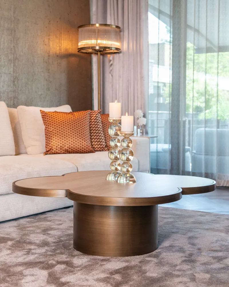 Stehleuchte Nadine, Bronzefarben von Richmond Interiors, Wohnbeispiel 2, im Wohnraum