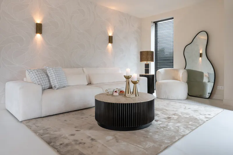 Spiegel Aldon, Schwarz von Richmond Interiors, Wohnbeispiel 5, im Wohnraum