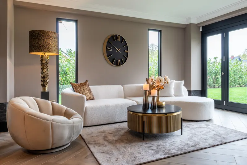 Couchtisch Ironville rund, Goldfarben von Richmond Interiors, Wohnbeispiel 10, im Wohnraum