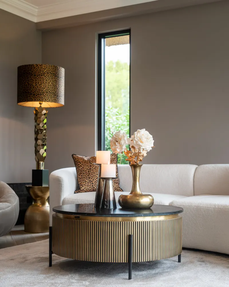 Couchtisch Ironville rund, Goldfarben von Richmond Interiors, Wohnbeispiel 16, im Wohnraum