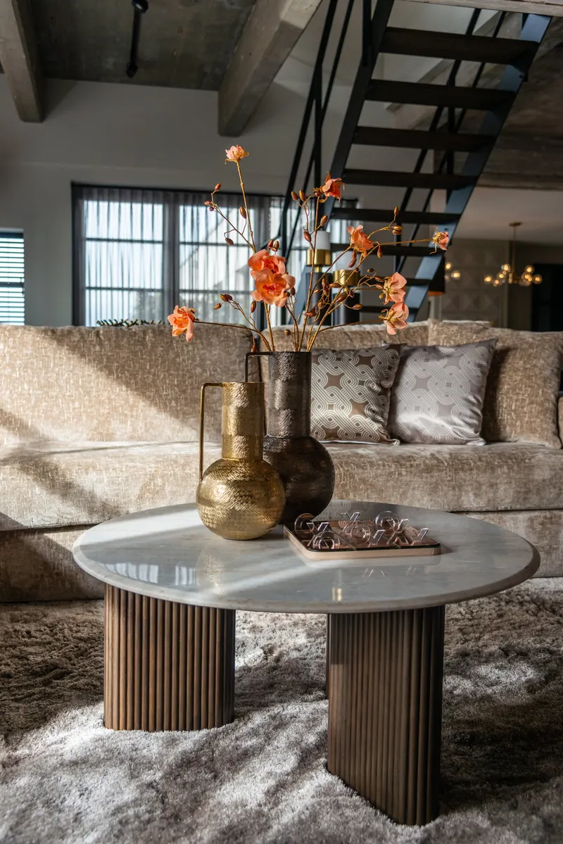 Mayfield Braun, 90 Ø cm von Richmond Interiors, Wohnbeispiel 3, im Wohnraum
