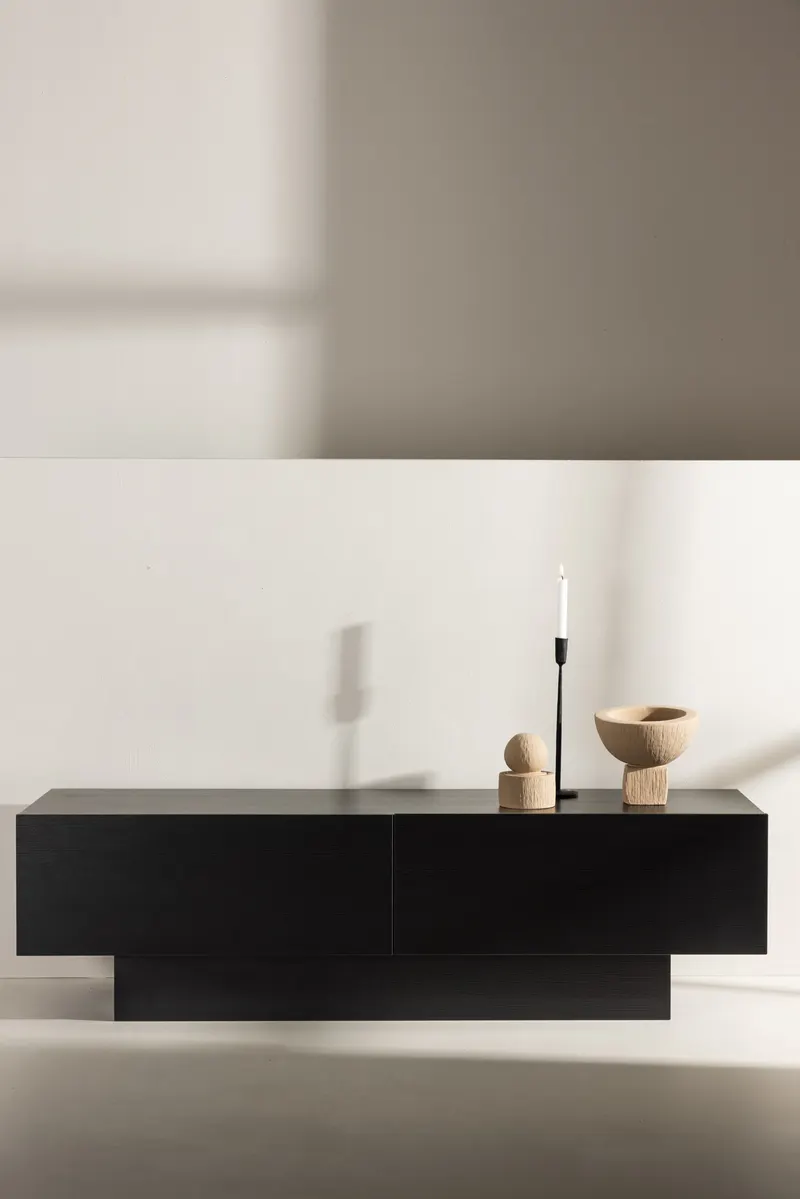 Cuenca Lowboard auf Sockel in Schwarz, im Wohnraum, Ansicht 1