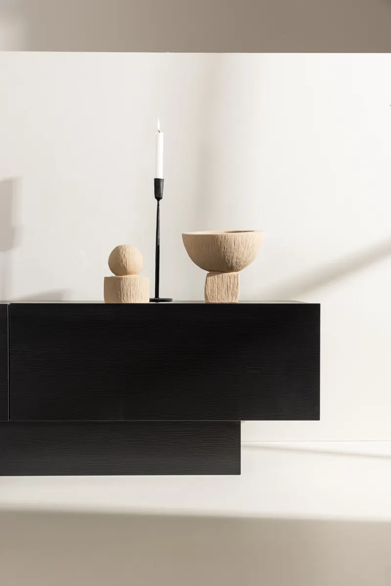Cuenca Lowboard auf Sockel in Schwarz, im Wohnraum, Ansicht 2