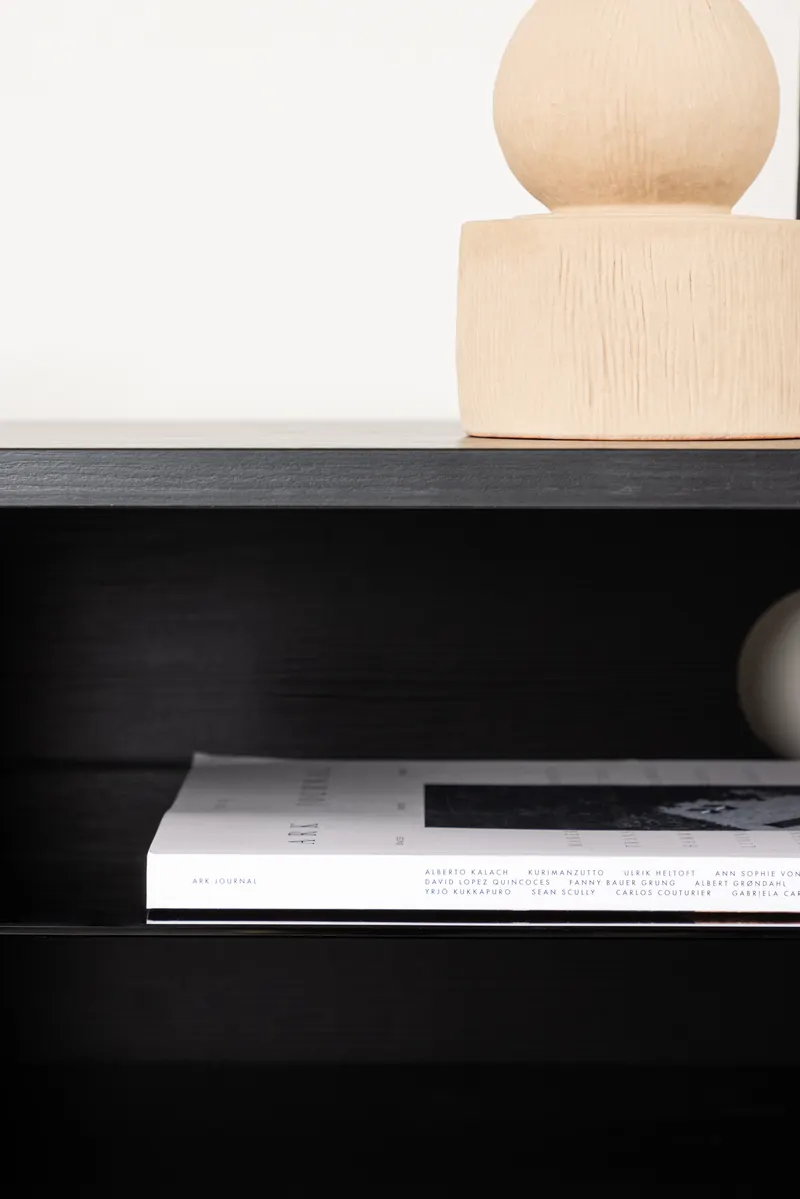Cuenca Lowboard auf Sockel in Schwarz, im Wohnraum, Ansicht 3