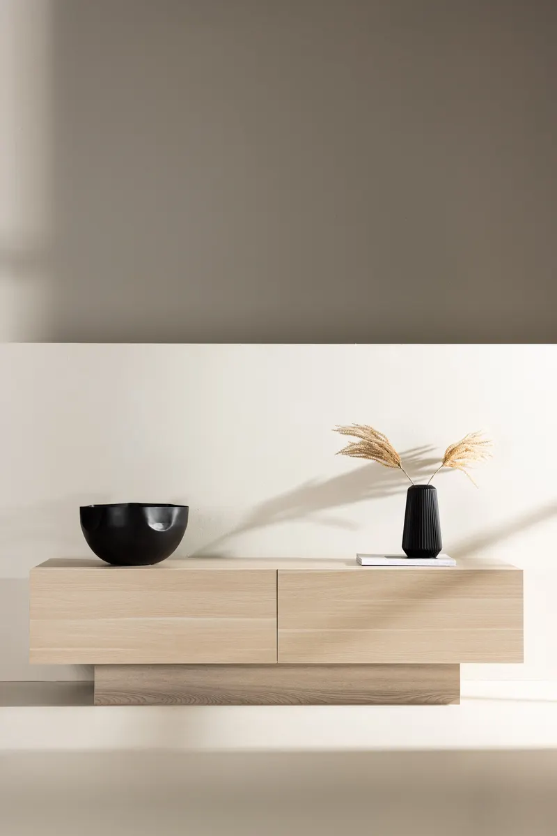 Cuenca Lowboard auf Sockel in Whitewash, im Wohnraum, Ansicht 1