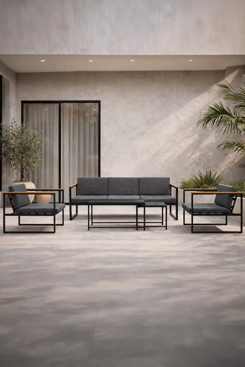 Dakar Gartenlounge mit Sofa, zwei Sesseln und zwei Tischen, im Wohnraum, Ansicht 1