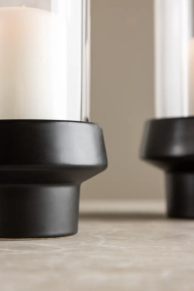 Davida Windlicht mit Glaszylinder auf Steinzeugsockel in Ø 13 cm, Schwarz, im Wohnraum, Ansicht 2