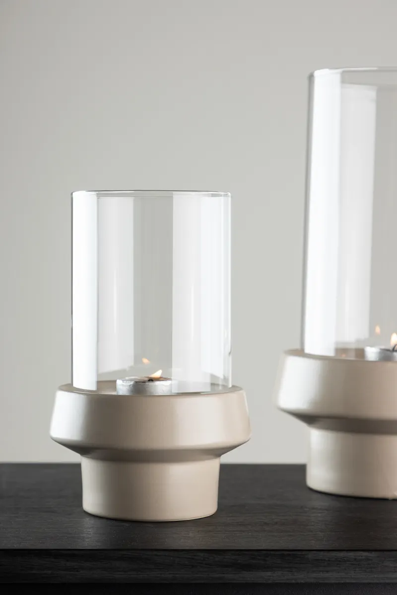 Davida Windlicht mit Glaszylinder auf Steinzeugsockel in Ø 13 cm, Beige, im Wohnraum, Ansicht 1