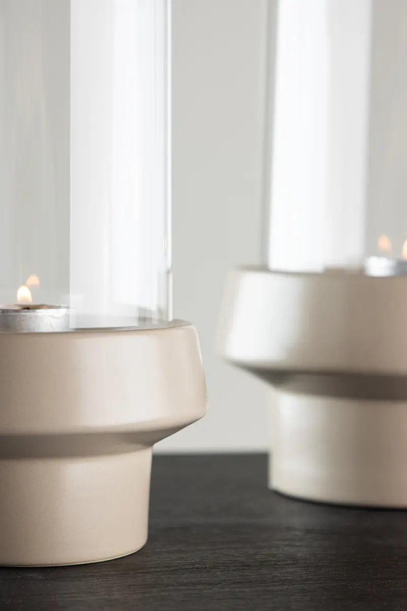 Davida Windlicht mit Glaszylinder auf Steinzeugsockel in Ø 13 cm, Beige, im Wohnraum, Ansicht 2