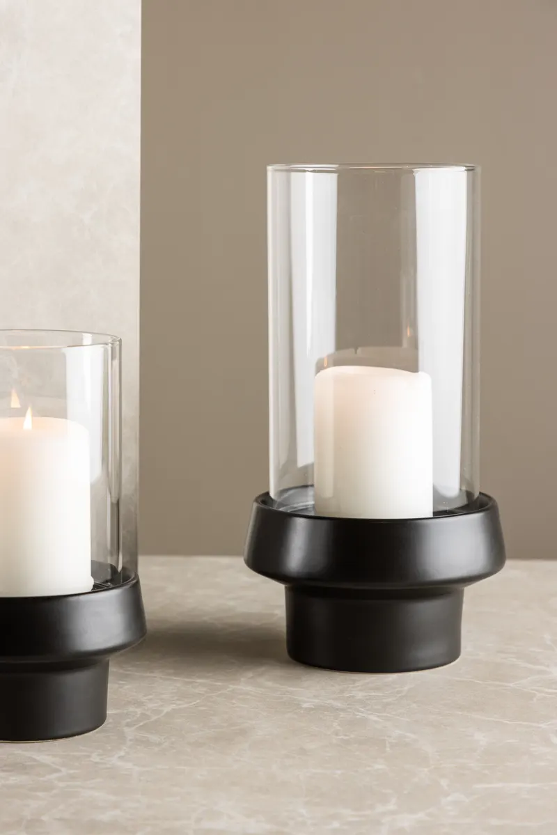 Davida Windlicht mit Glaszylinder auf Steinzeugsockel in Ø 15 cm, Schwarz, im Wohnraum, Ansicht 1