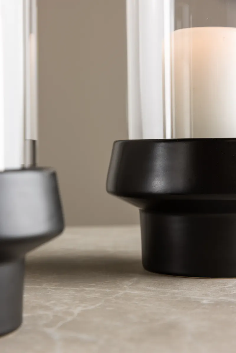 Davida Windlicht mit Glaszylinder auf Steinzeugsockel in Ø 15 cm, Schwarz, im Wohnraum, Ansicht 2