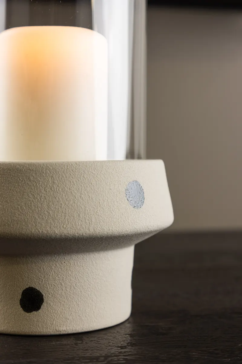 Davida Windlicht mit Glaszylinder auf Steinzeugsockel in Ø 15 cm, Beige, im Wohnraum, Ansicht 2