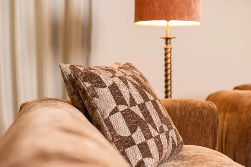 Dekokissen Aria, Brown geometric von Richmond Interiors, Wohnbeispiel 4, im Wohnraum