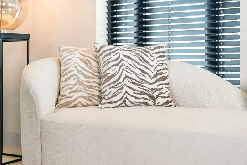 Dekokissen Eliza, Beige tiger von Richmond Interiors, Wohnbeispiel 4, im Wohnraum